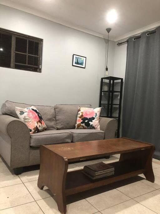 Protea Cottage - 9 min away from OR Tambo view 2