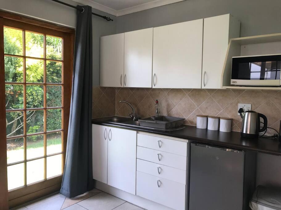Protea Cottage - 9 min away from OR Tambo view 5