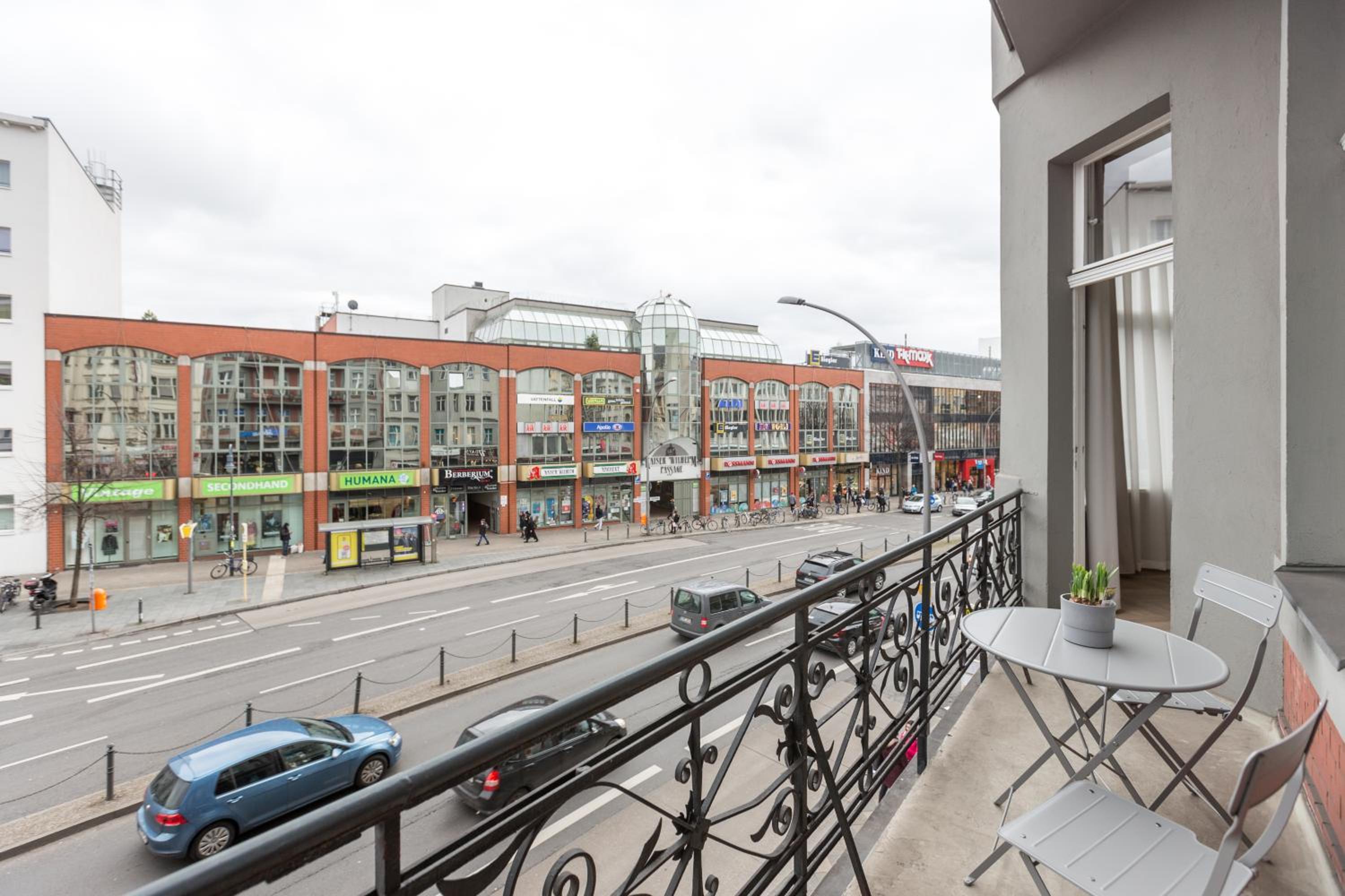 Dilo Apartments 150 sqm Modern Historic Apartments for 12 Guests