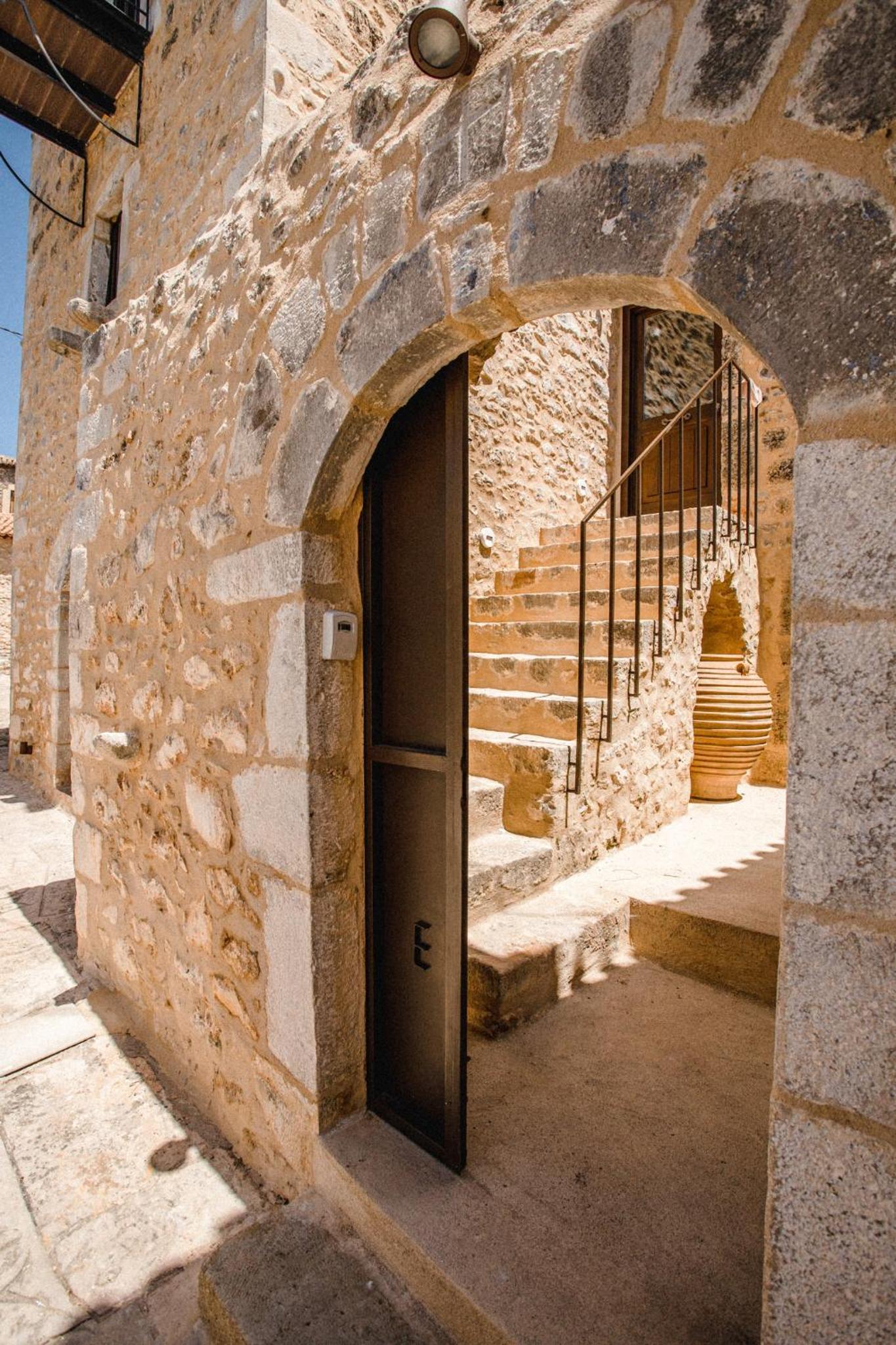 Hawk Tower Apartment - Pyrgos Towers Complex