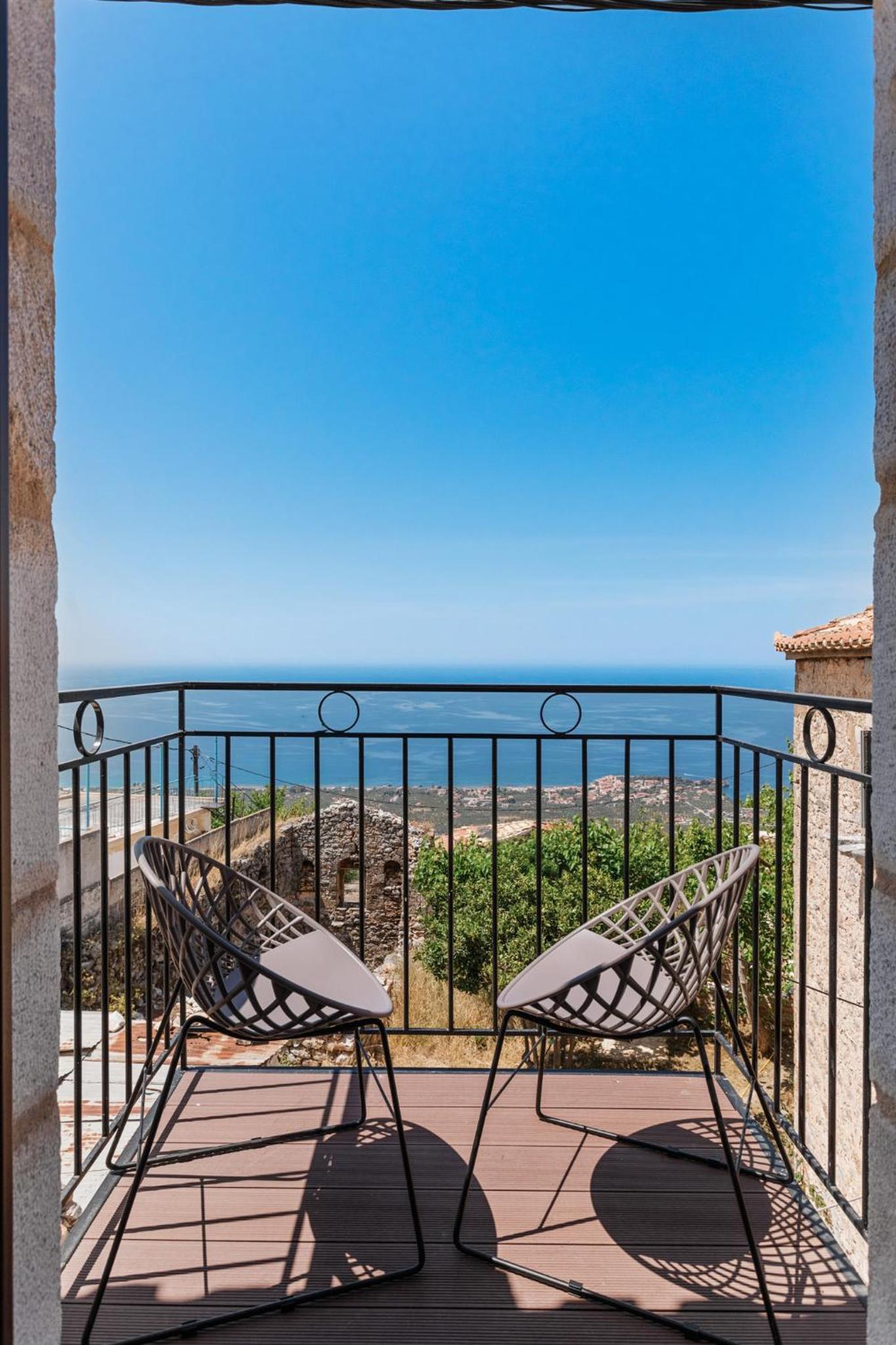 Hawk Tower Apartment - Pyrgos Towers Complex