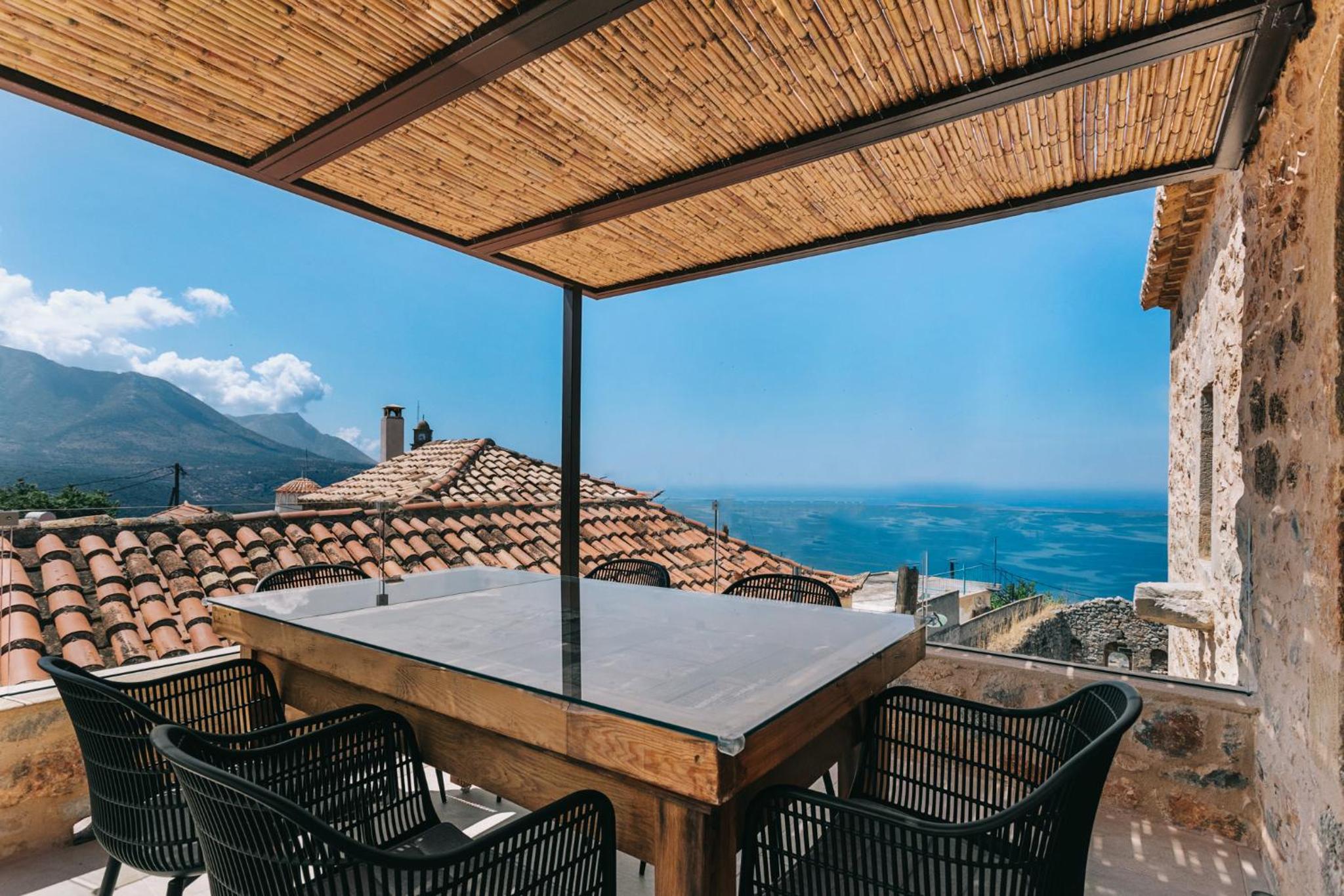 Hawk Tower Apartment - Pyrgos Towers Complex