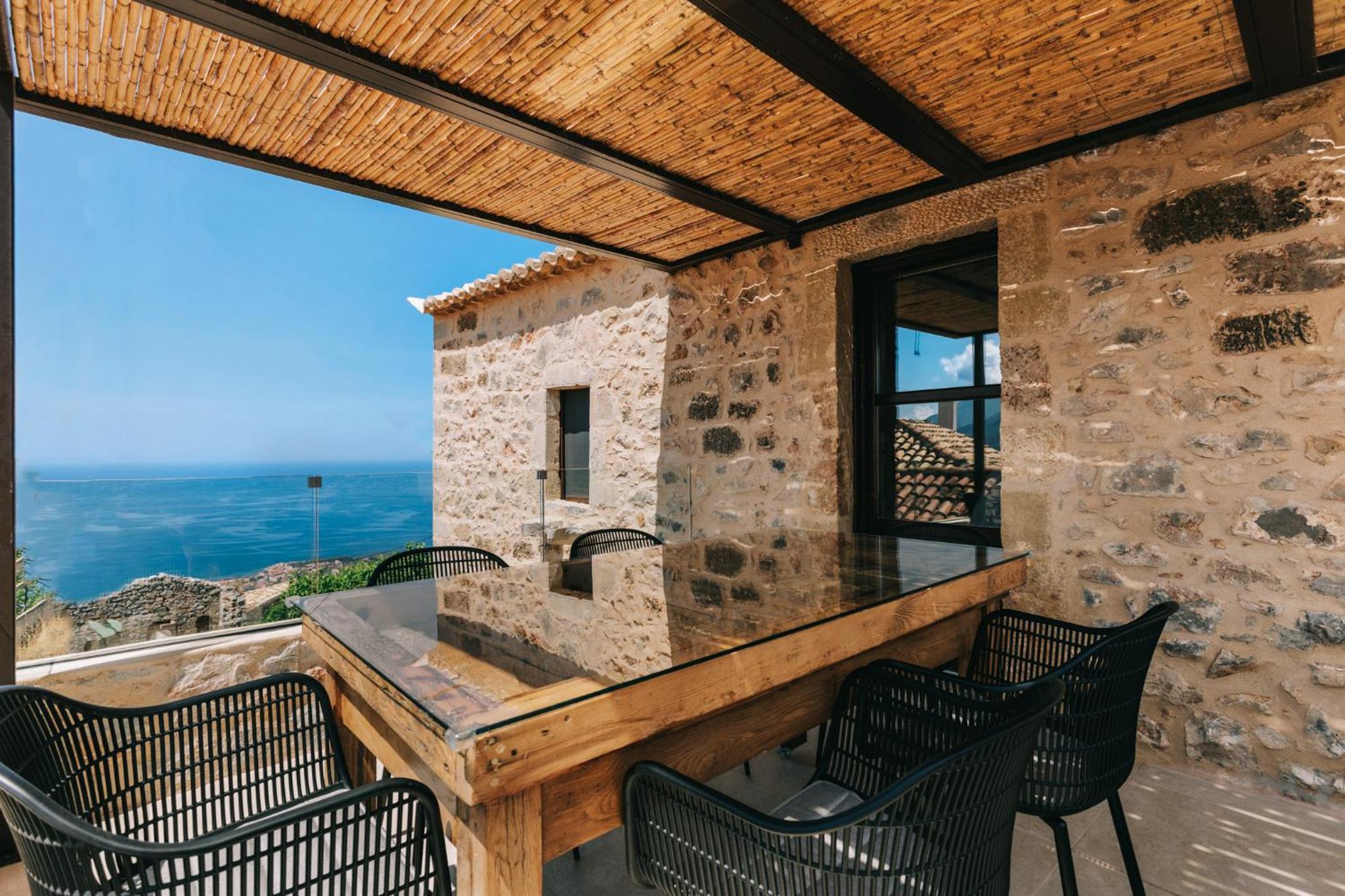 Hawk Tower Apartment - Pyrgos Towers Complex