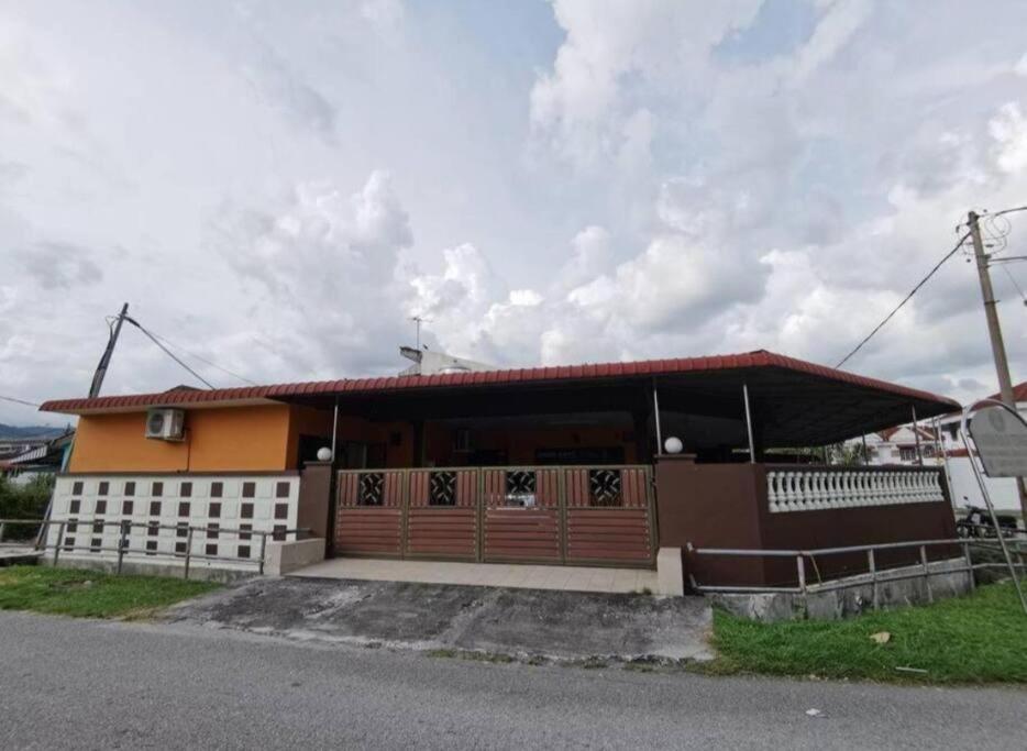 IPOH Be-Shine TAMAN WANG 13-14pax Homestay with 6Bedrooms, 6Bathroom, 1Living, 1Dining, 1Kitchen with 3Parkings photo 1