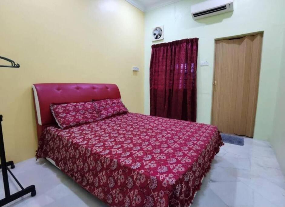 IPOH Be-Shine TAMAN WANG 13-14pax Homestay with 6Bedrooms, 6Bathroom, 1Living, 1Dining, 1Kitchen with 3Parkings photo 4