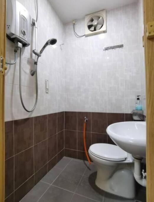 IPOH Be-Shine TAMAN WANG 13-14pax Homestay with 6Bedrooms, 6Bathroom, 1Living, 1Dining, 1Kitchen with 3Parkings photo 6