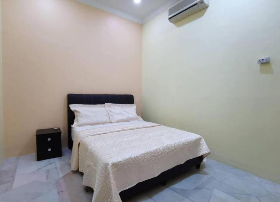 IPOH Be-Shine TAMAN WANG 13-14pax Homestay with 6Bedrooms, 6Bathroom, 1Living, 1Dining, 1Kitchen with 3Parkings photo 8