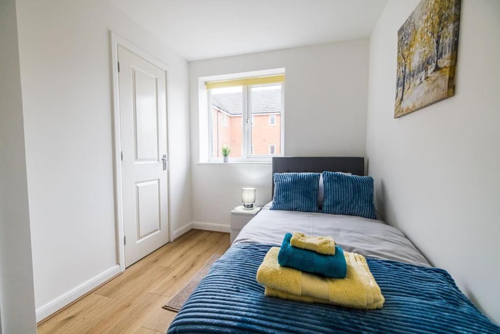 Modern 2 Bed Flat Free Parking City Centre view 4