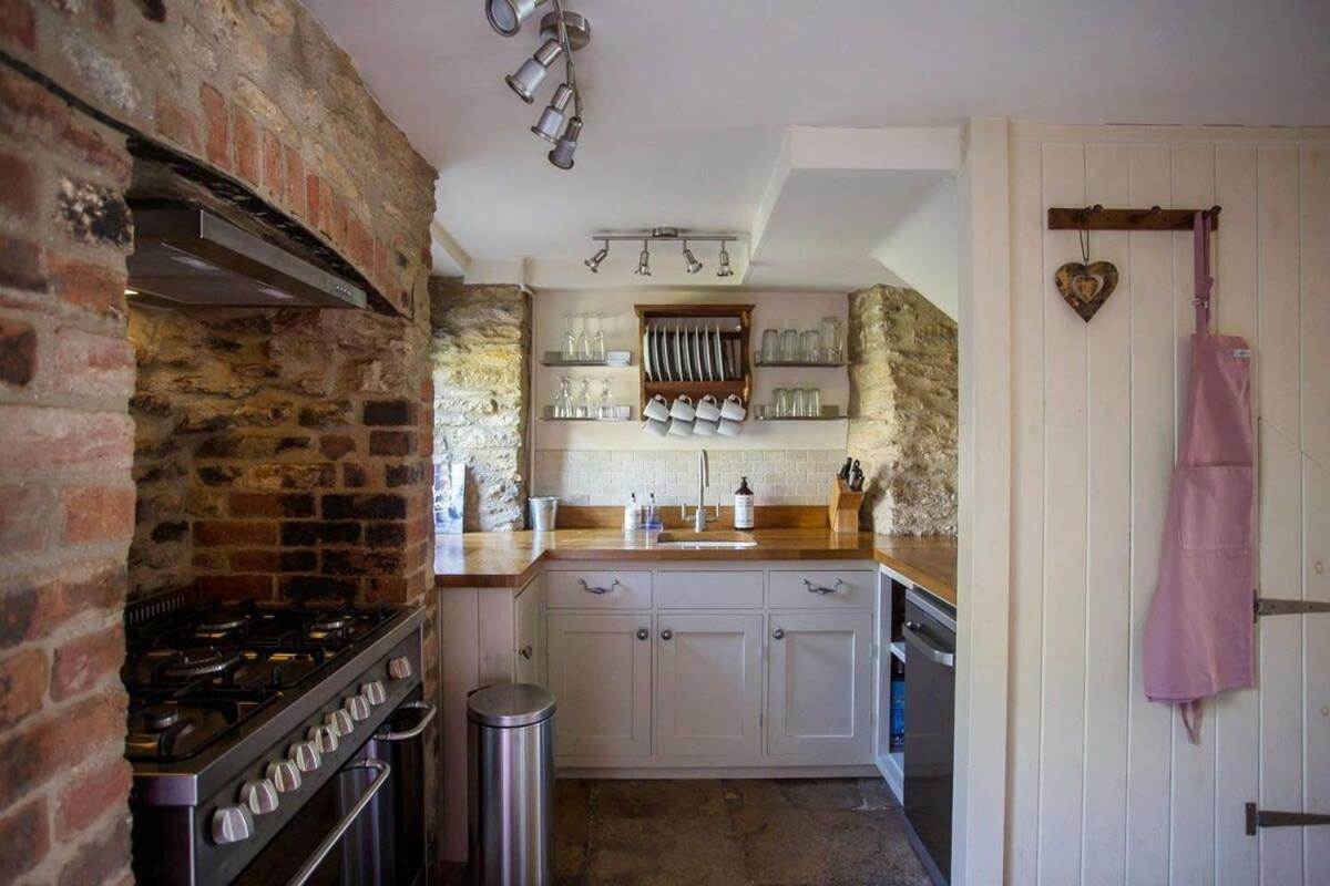 Wishbone Cottage In The Cotswolds view 4