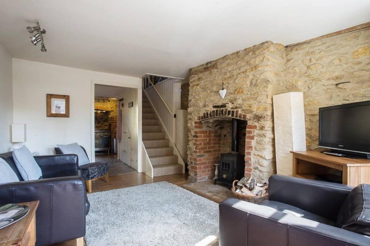 Wishbone Cottage In The Cotswolds view 2