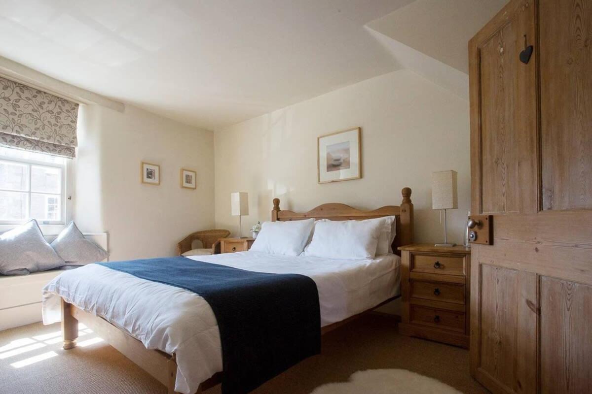 Wishbone Cottage In The Cotswolds view 3