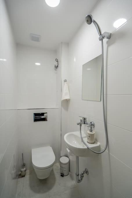 Top Location Central New & Spacious 3 BDR apt Medical Academy