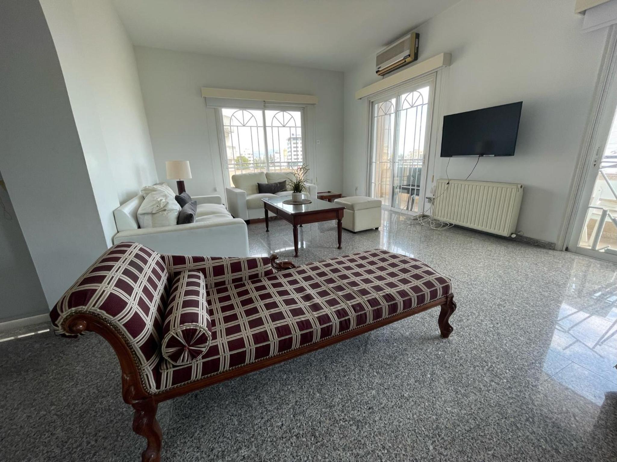 Platform 357 Gravias Spacious Apartment