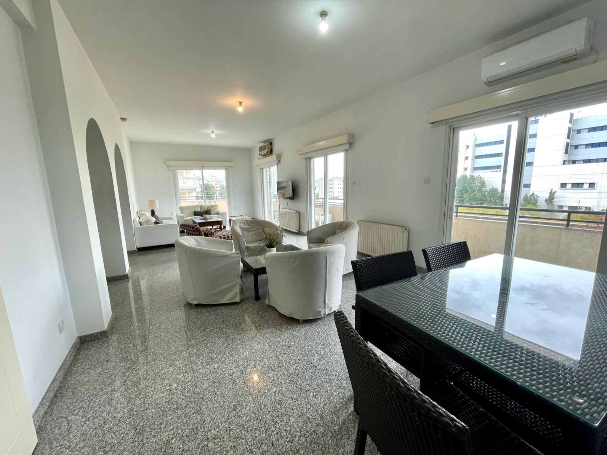 Platform 357 Gravias Spacious Apartment