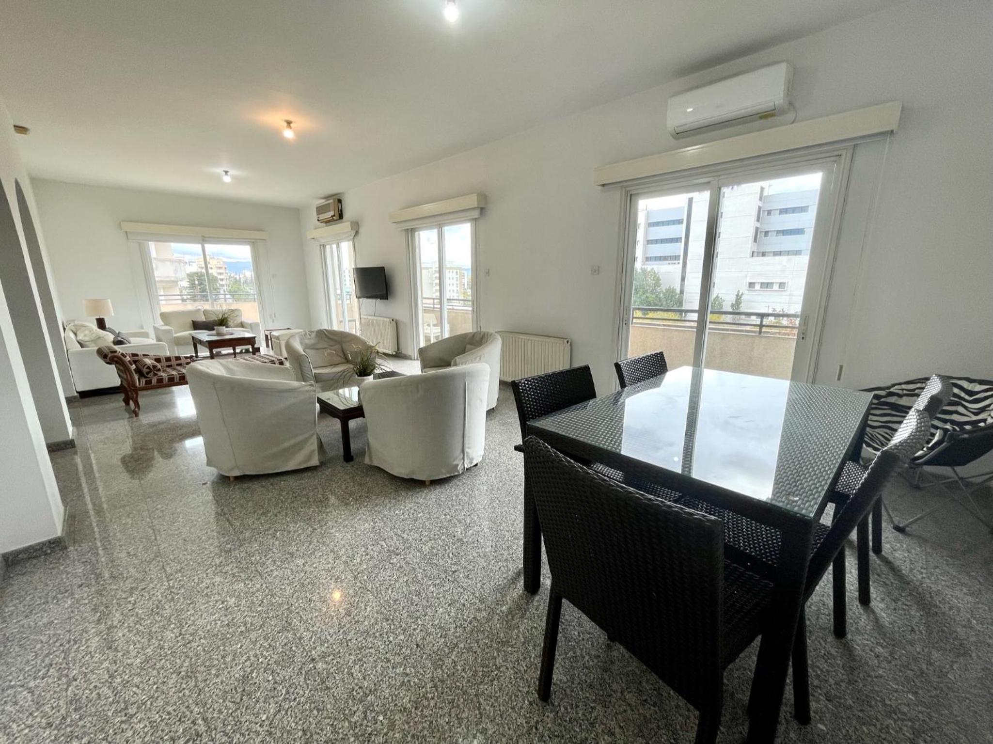 Platform 357 Gravias Spacious Apartment