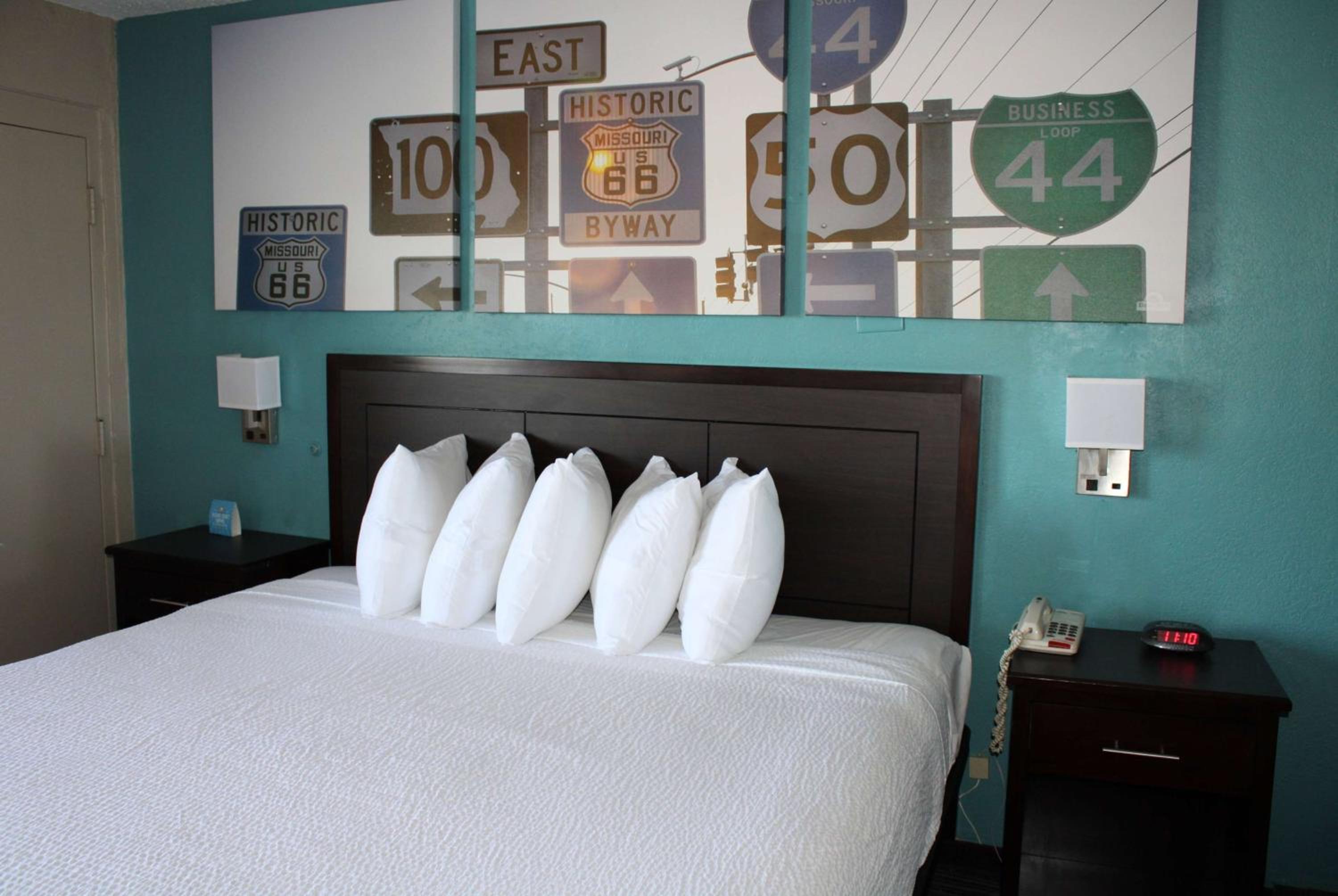 Days Inn & Suites by Wyndham Springfield on I-44 view 4