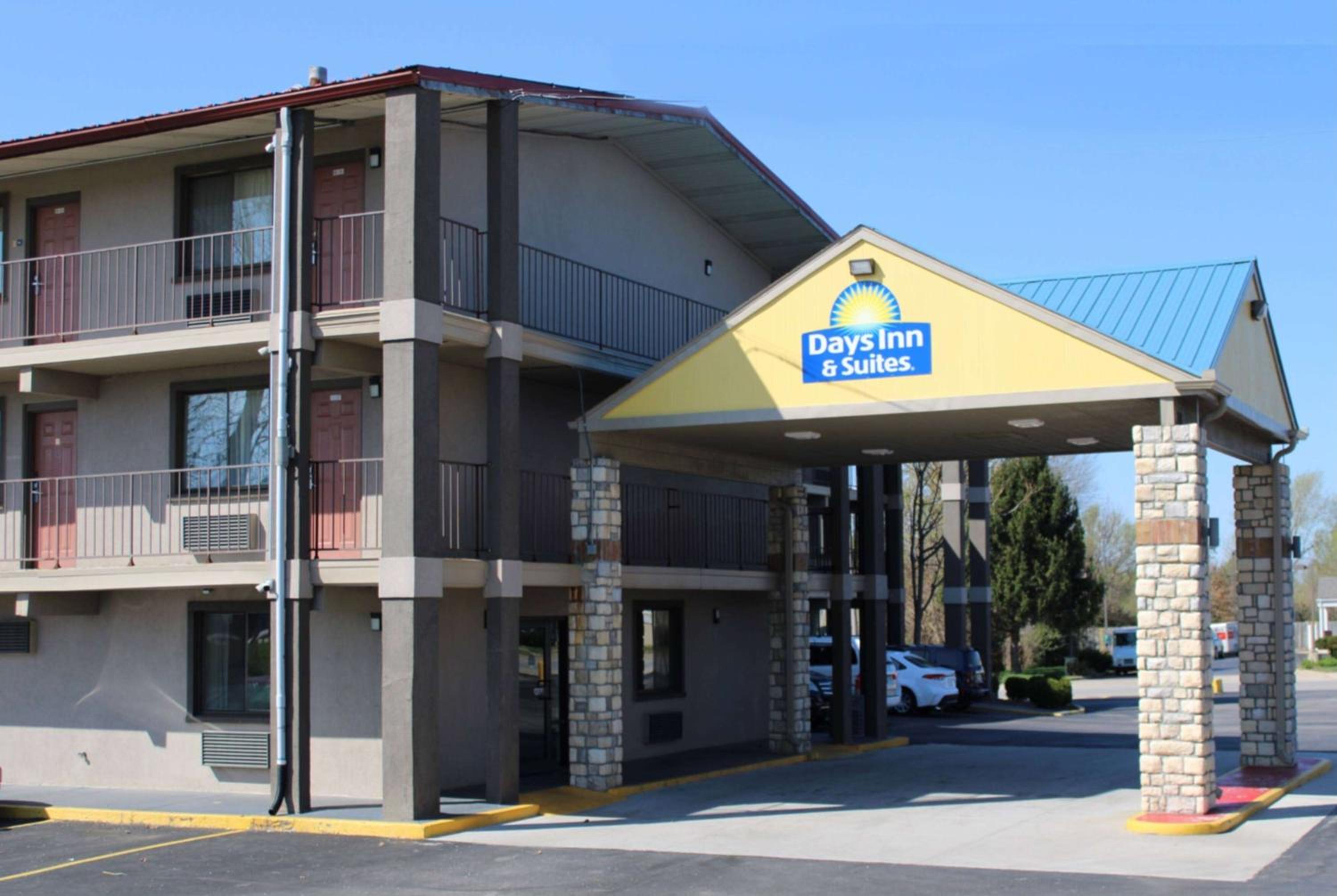 Springfield Vacations - Days Inn  Suites by Wyndham Springfield on I-44 - Property Image 1