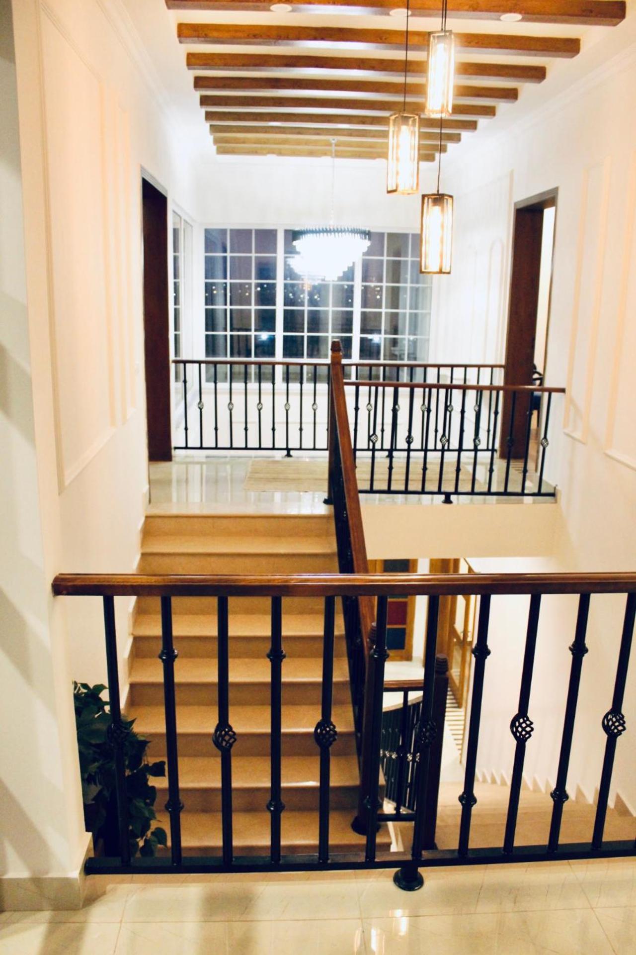 Family Friendly Farmhouse Retreat: 3BR, Lawns, BBQ, errace, Chopal, Historic Water Well. Ideal for Work and Outdoor Activities. Close to Groceries, Cafés,  view 2