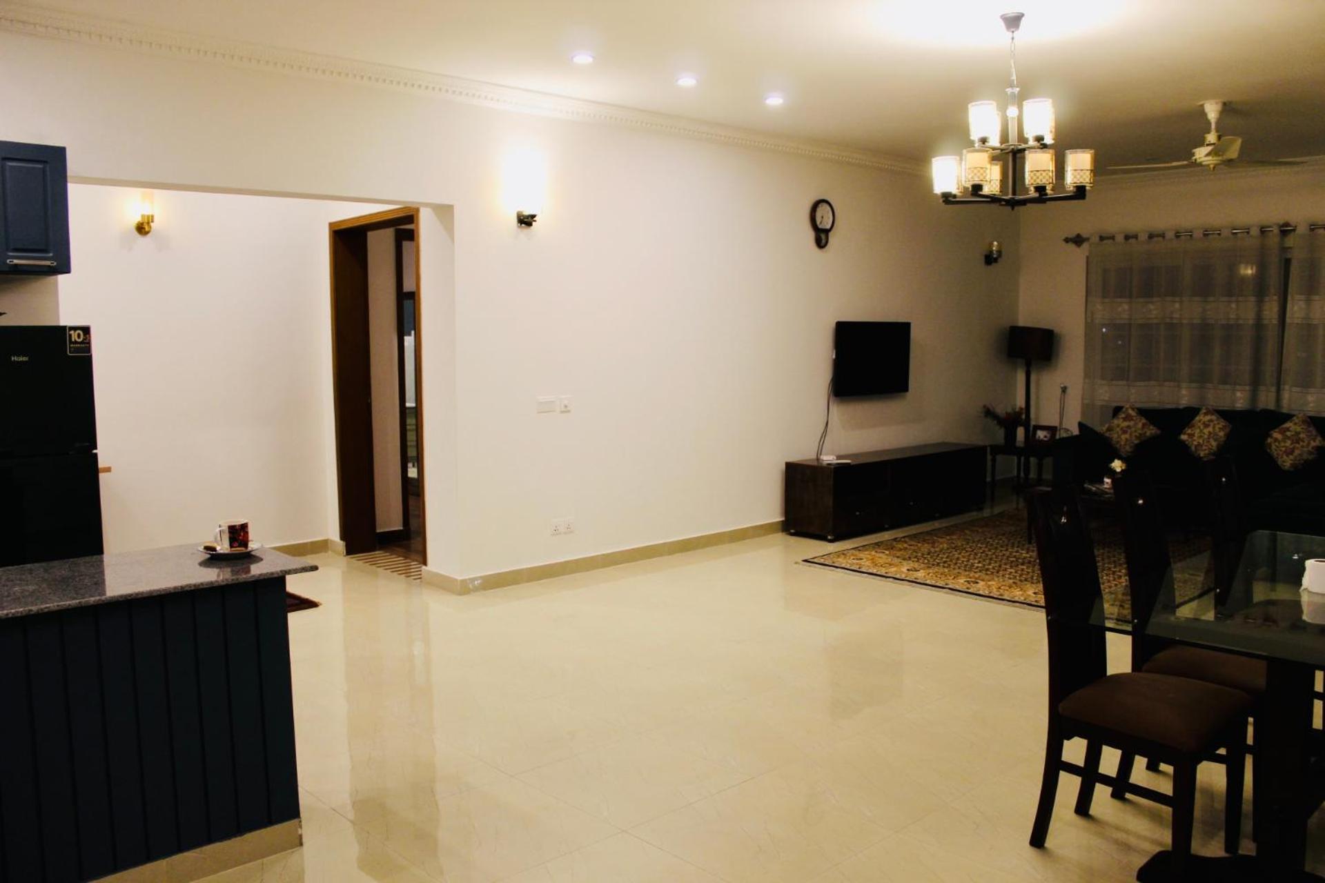 Family Friendly Farmhouse Retreat: 3BR, Lawns, BBQ, errace, Chopal, Historic Water Well. Ideal for Work and Outdoor Activities. Close to Groceries, Cafés,  view 4