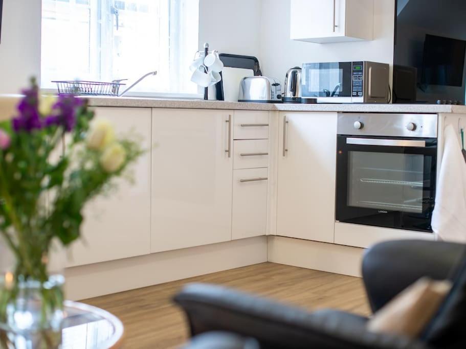 Modern Studio Apartment in Pershore with Free Parking view 3