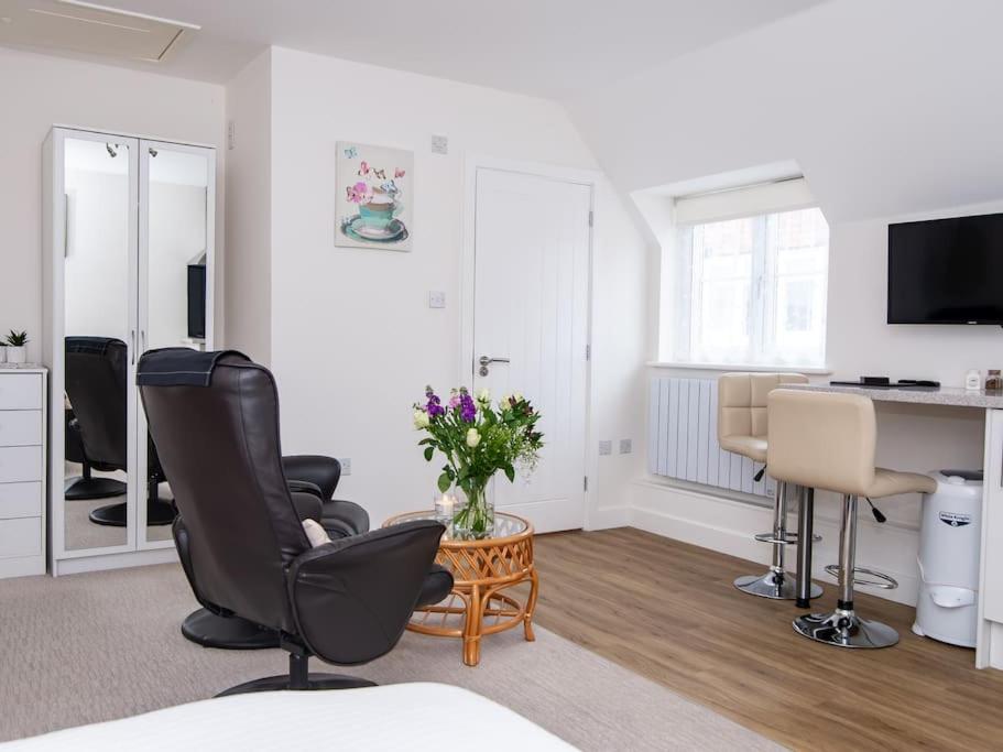 Modern Studio Apartment in Pershore with Free Parking view 2