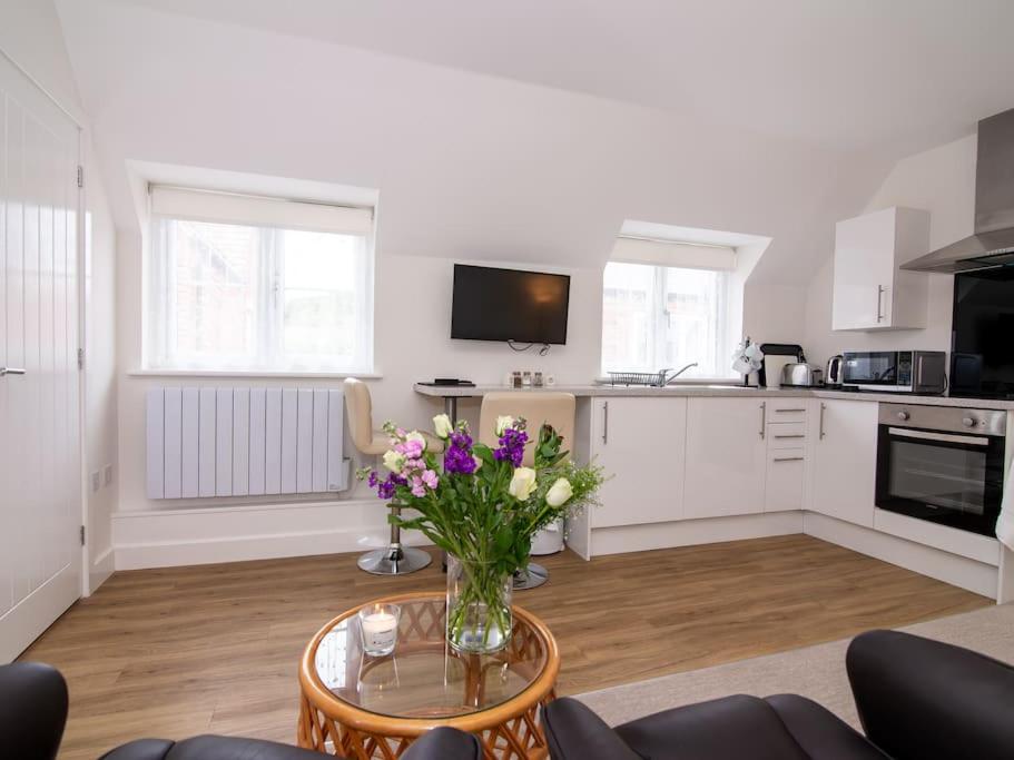 Modern Studio Apartment in Pershore with Free Parking view 4