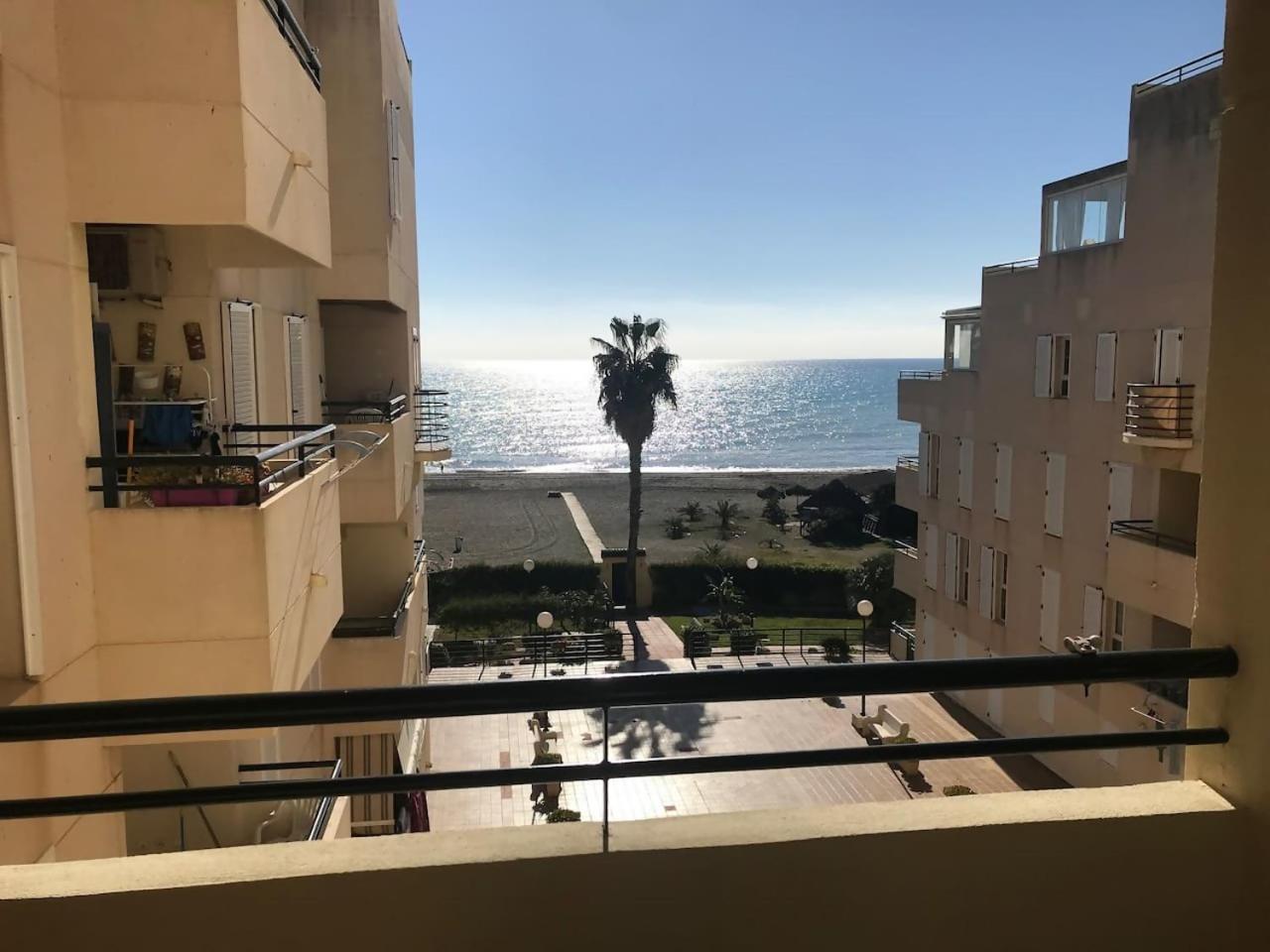 Espectacular residencial en 1a linea con piscina view 5