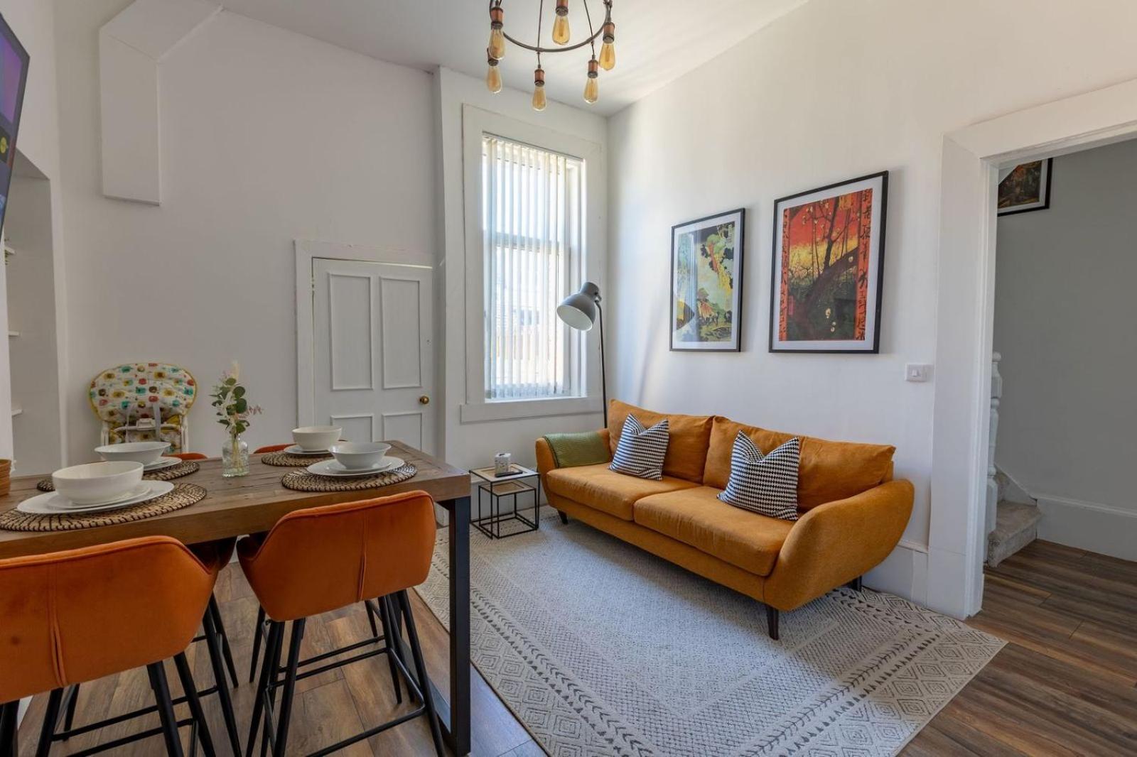 Spacious 3 Bedroom Home In Glasgow - Free Parking view 2