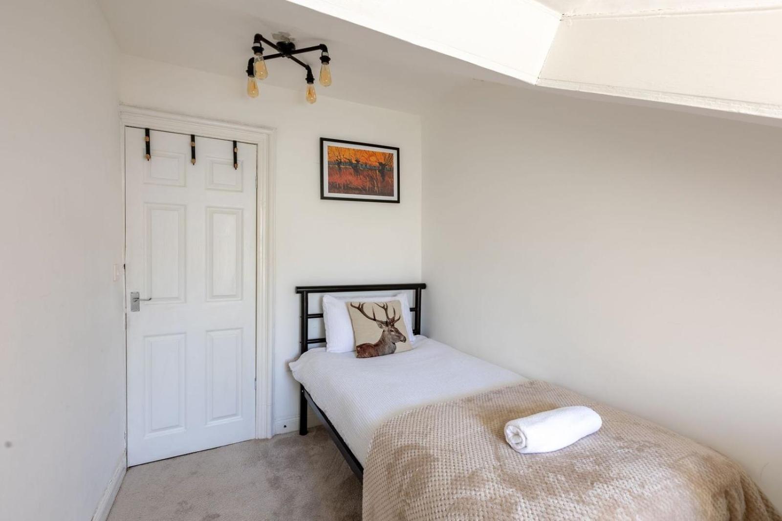Spacious 3 Bedroom Home In Glasgow - Free Parking view 5
