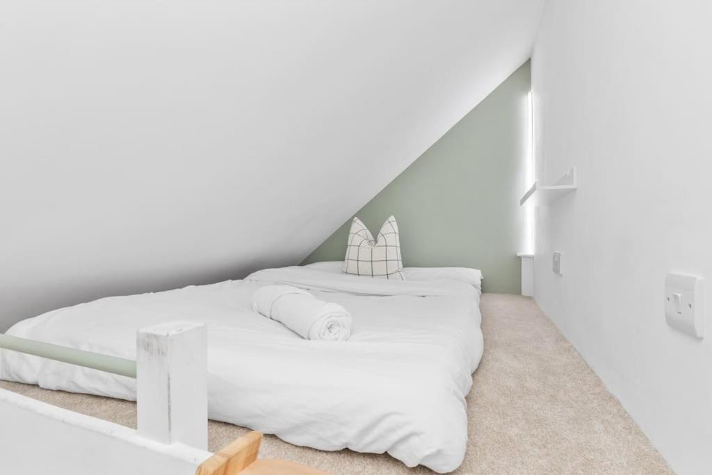 Villa Atlantis- Luxury Beach villa -Hot tub in Sussex sleeps 11 view 2