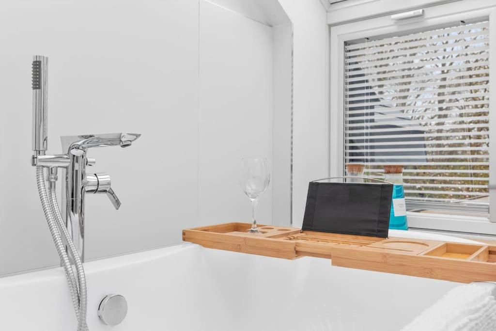Villa Atlantis- Luxury Beach villa -Hot tub in Sussex sleeps 11 view 4
