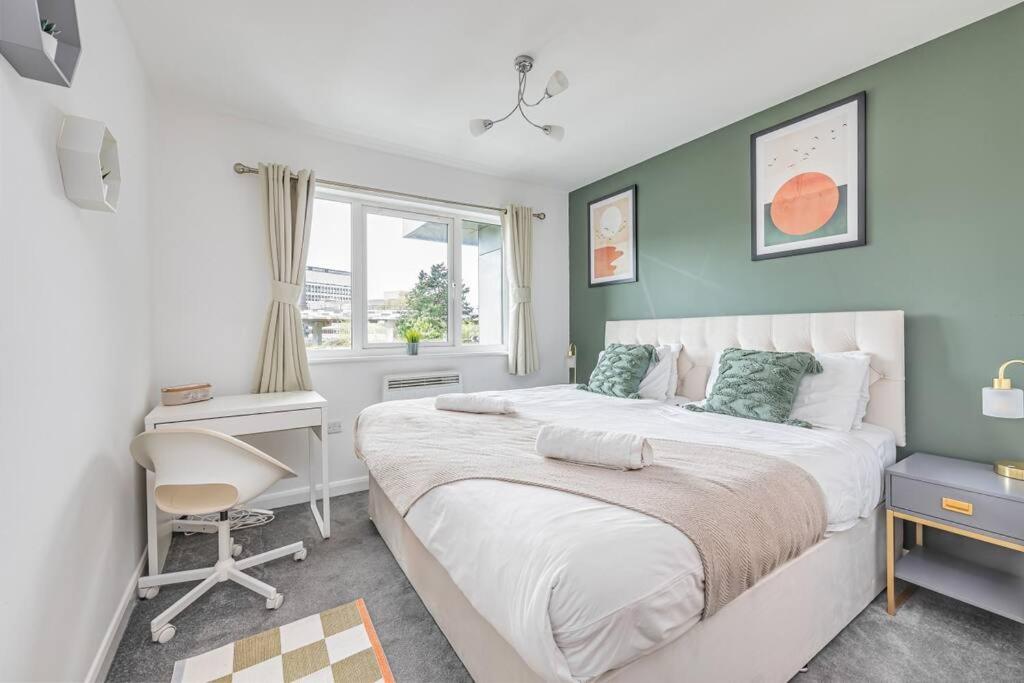 Beautiful Apartment in City Centre with Free Parking, Balcony, Fast Wifi and Smart TV by Yoko Property view 5