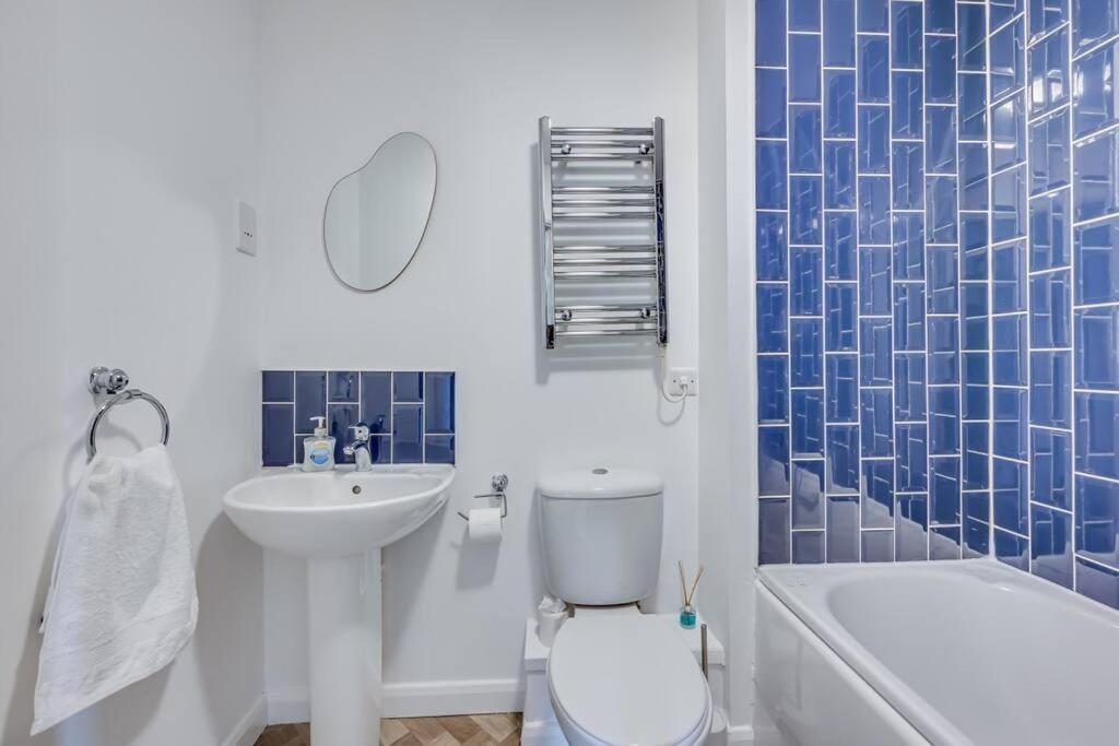 Beautiful Apartment in City Centre with Free Parking, Balcony, Fast Wifi and Smart TV by Yoko Property view 2