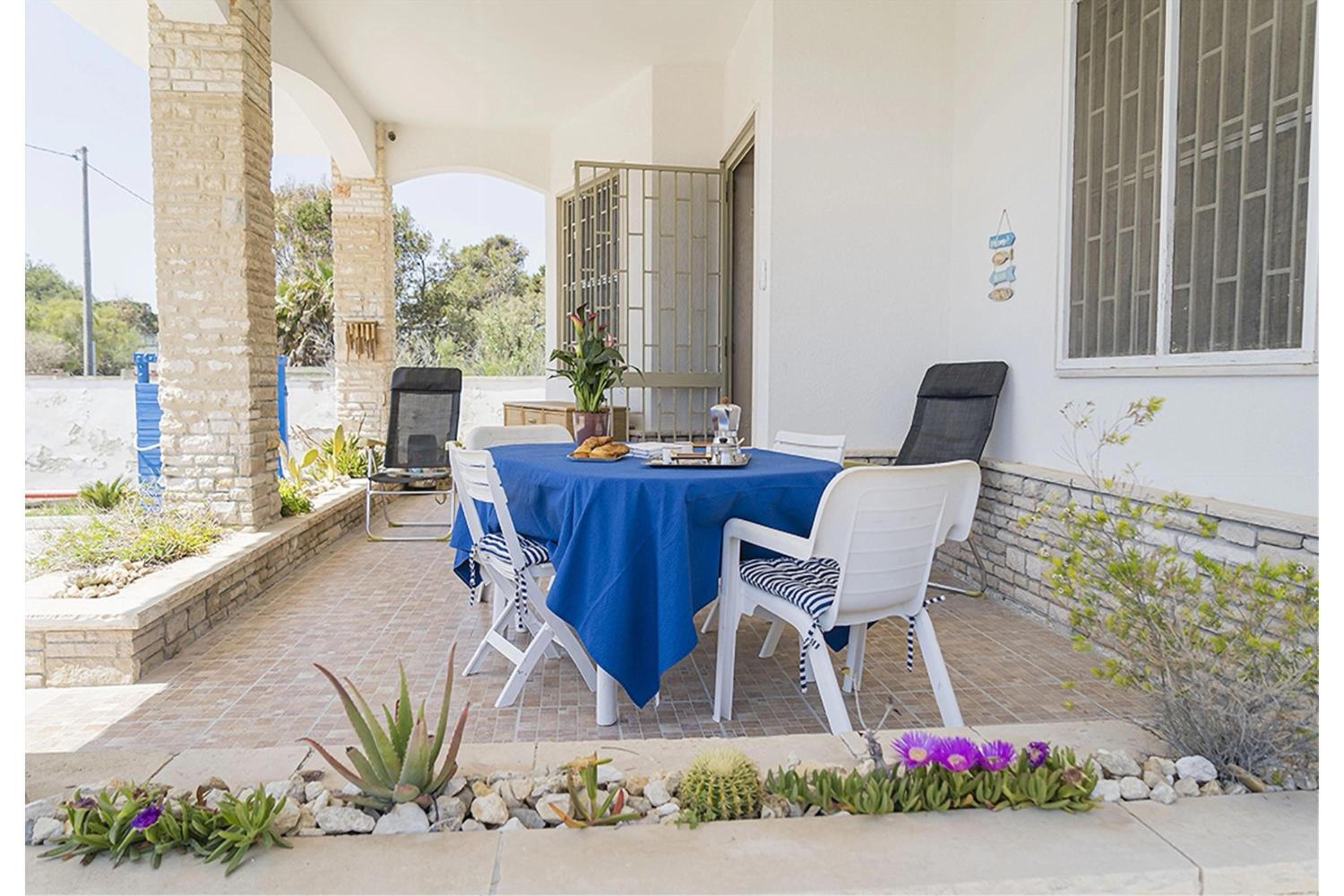 Villa Milon Near The Sea - Happy Rentals view 3
