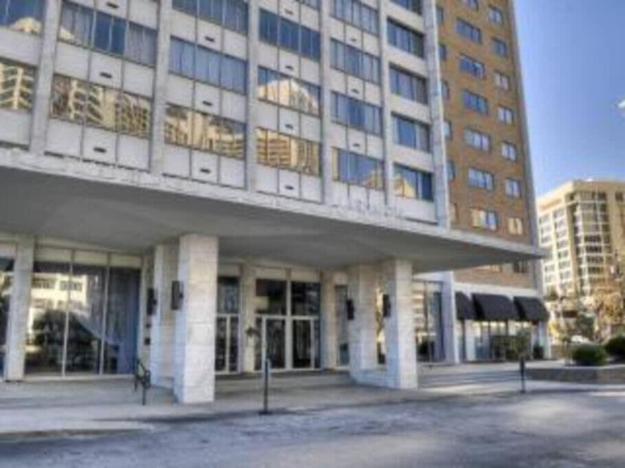 ATL Downtown 2BR King Bed Free Parking LM1008 view 2