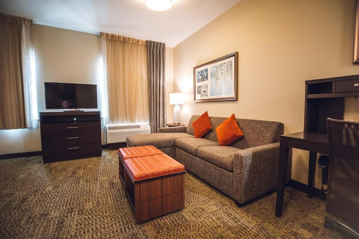 Hotel Room Kitchen Free parking Washer&Dryer Gym Relux Studio Group 1 view 5