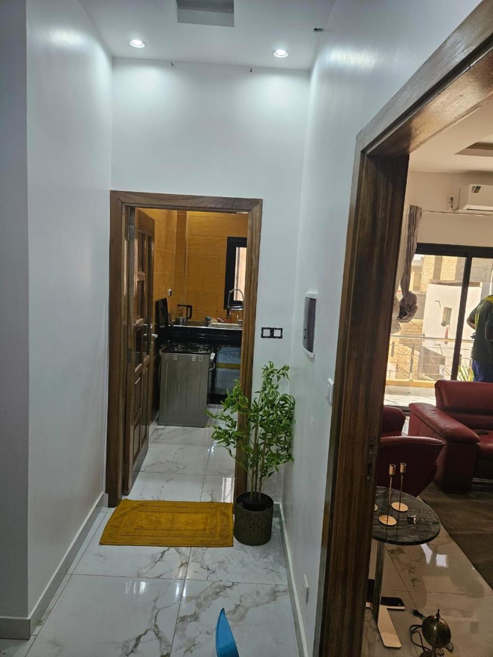 Studio meublé Dakar Sénégal, Chambre , salon , toilette et cuisine séparés view 2