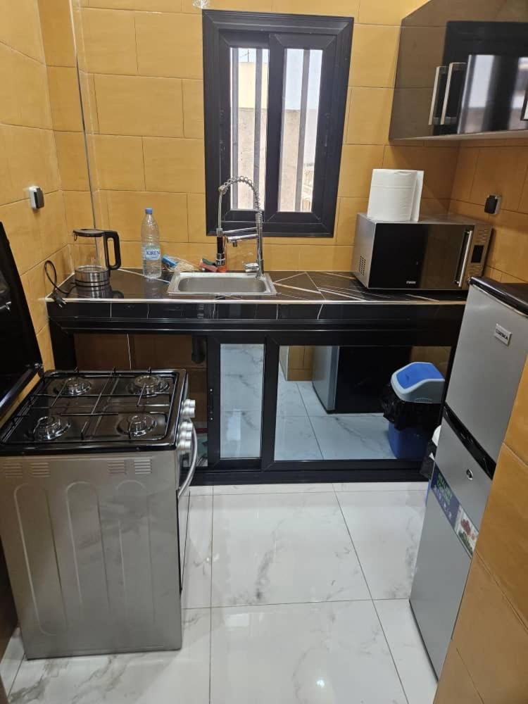 Studio meublé Dakar Sénégal, Chambre , salon , toilette et cuisine séparés view 4