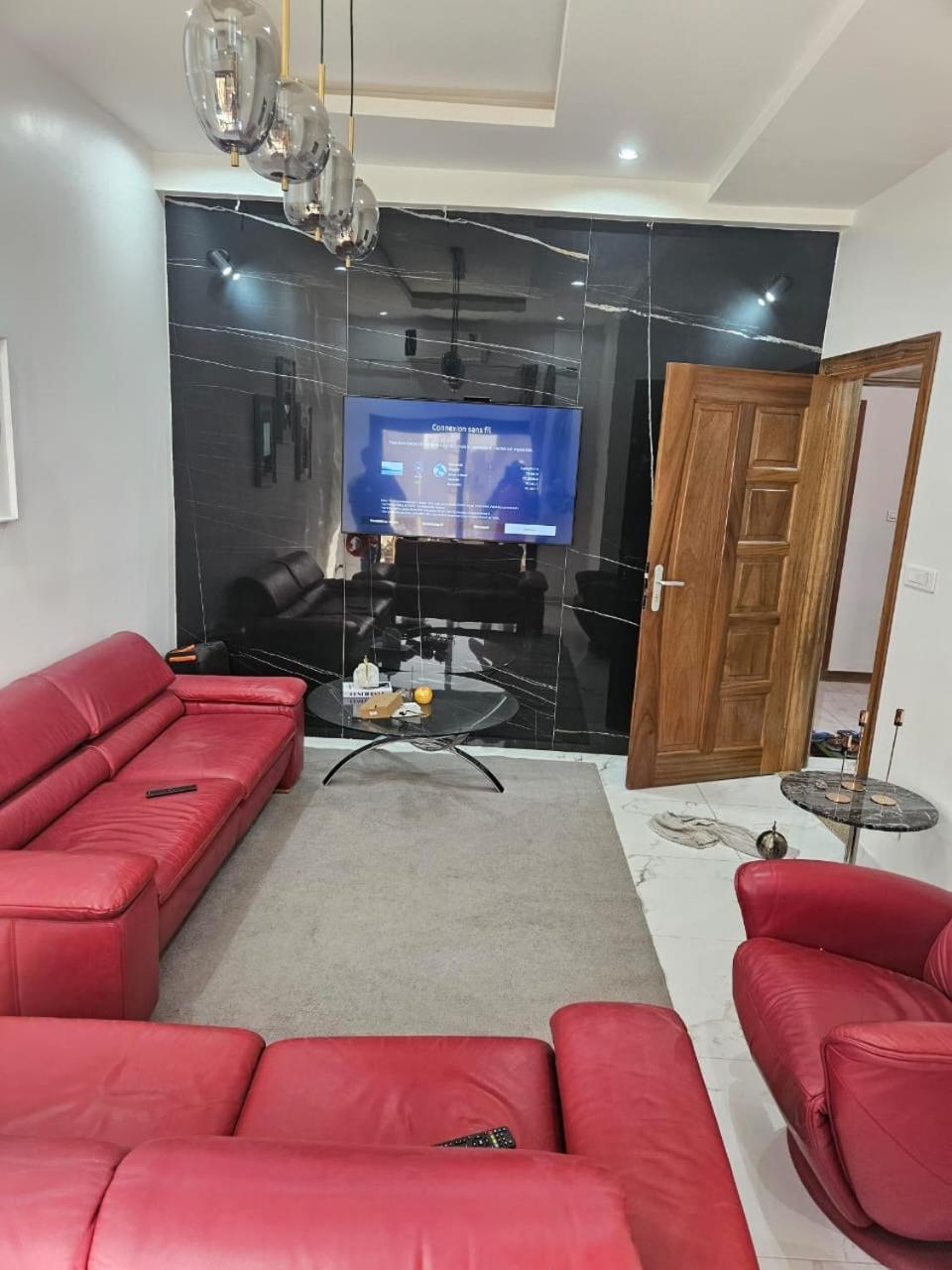 Studio meublé Dakar Sénégal, Chambre , salon , toilette et cuisine séparés view 5