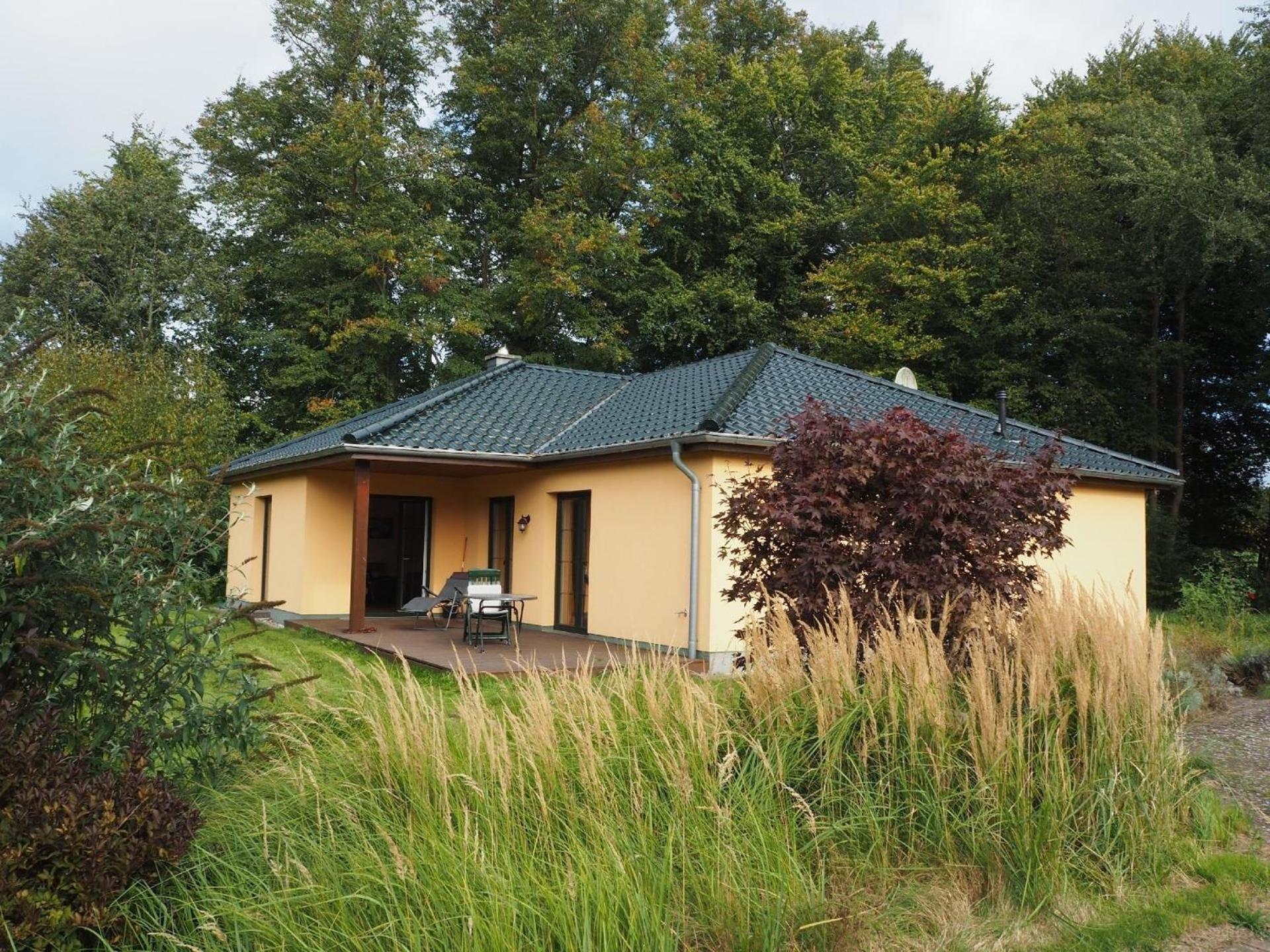 Ferienhaus in ruhiger aber zentraler Lage, mit zwei Terrassen und Garten