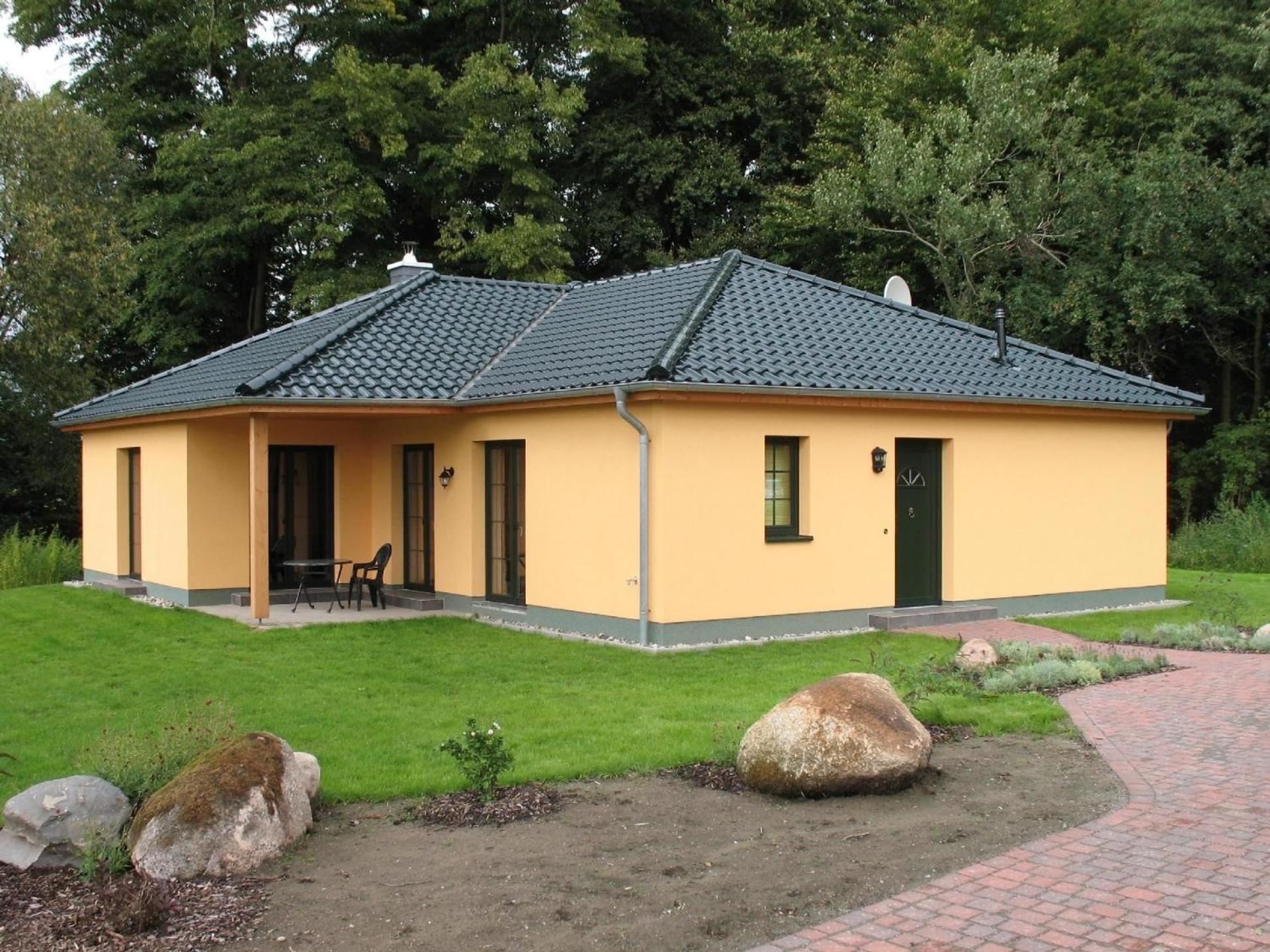 Ferienhaus in ruhiger aber zentraler Lage, mit zwei Terrassen und Garten