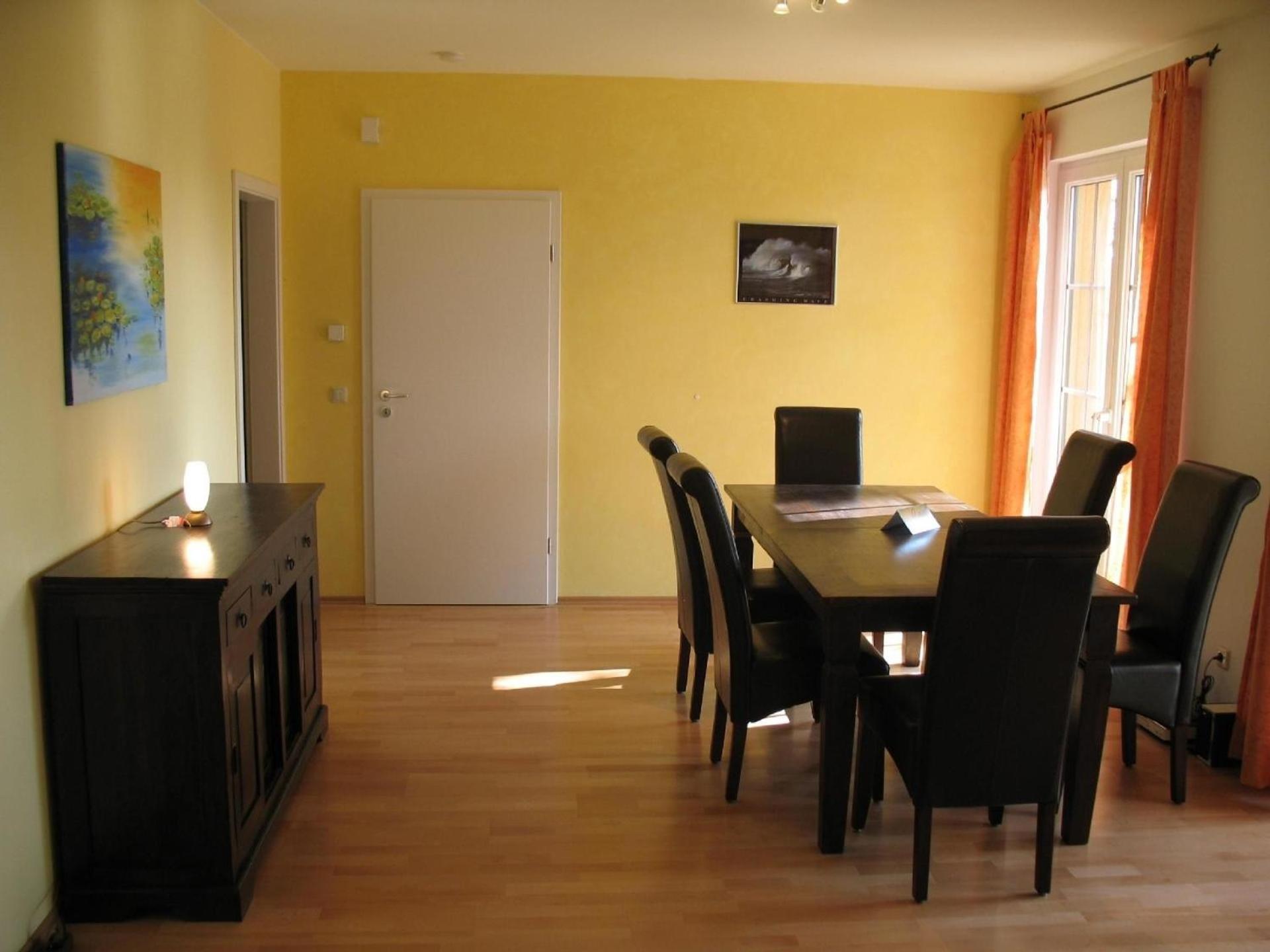 Ferienhaus in ruhiger aber zentraler Lage, mit zwei Terrassen und Garten