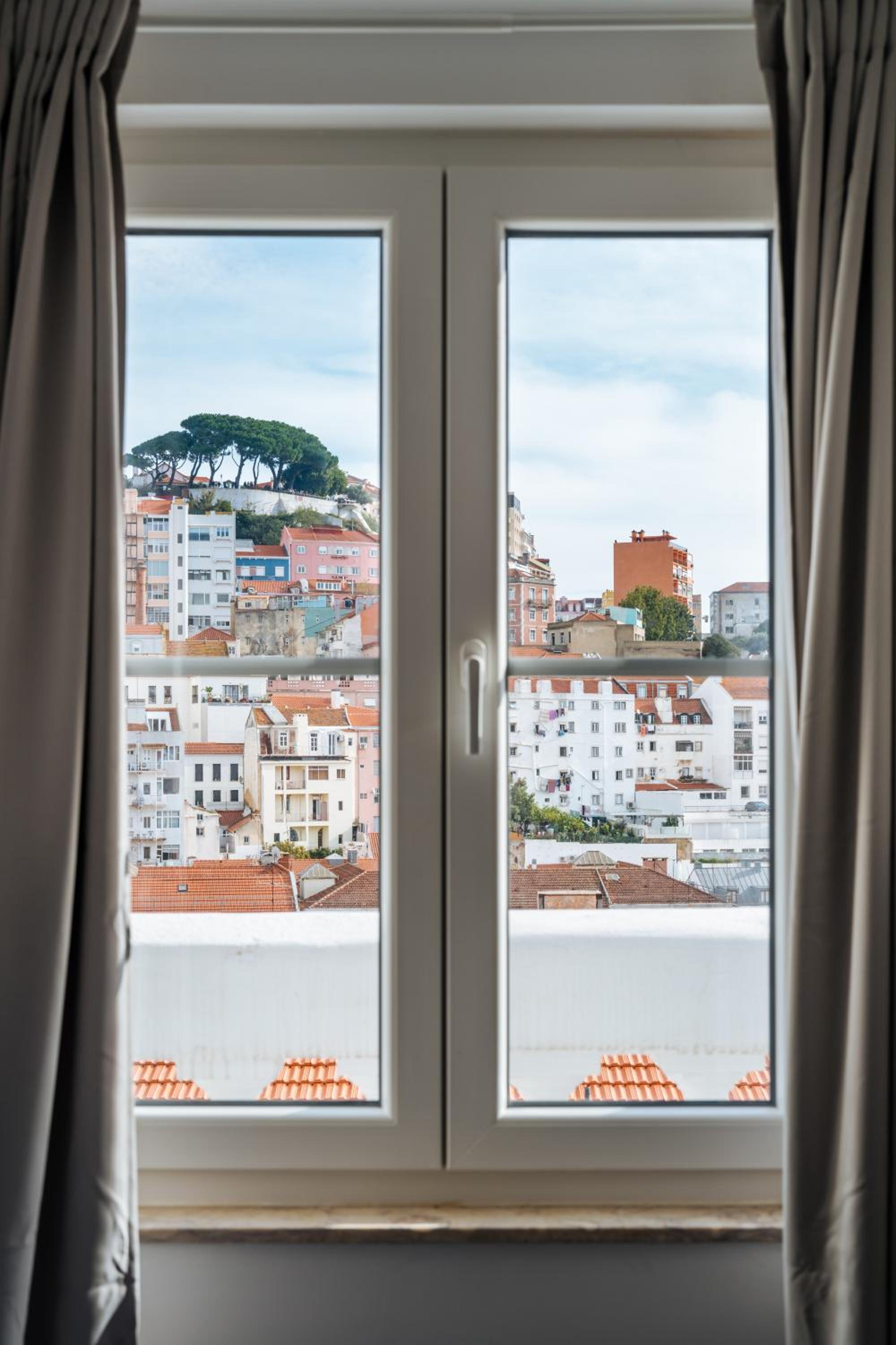 Lisbon Skyline Apartment by Misha's Place 5E view 4