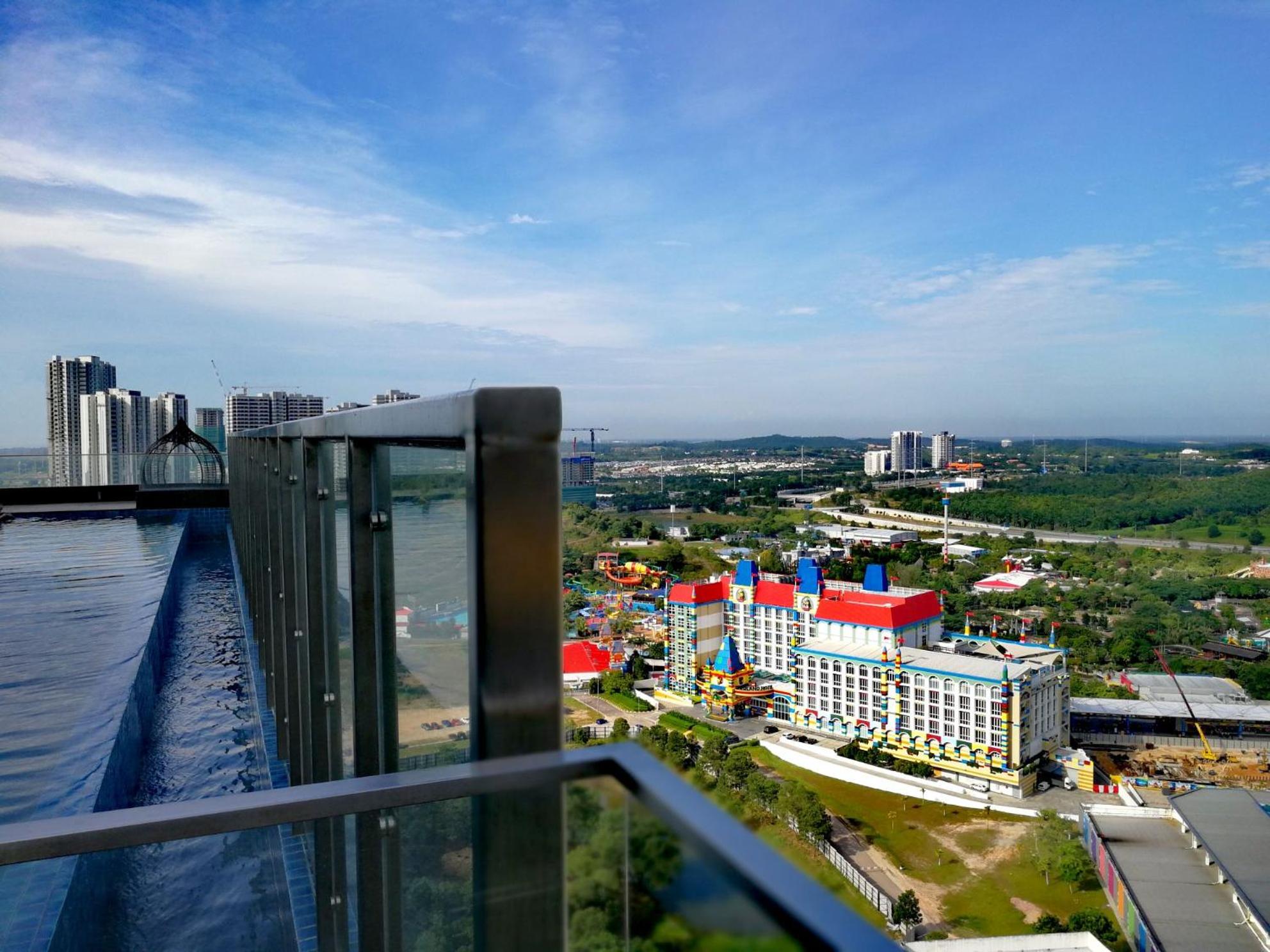 HostaHome Suites at Afiniti Residence walk to Legoland photo 8