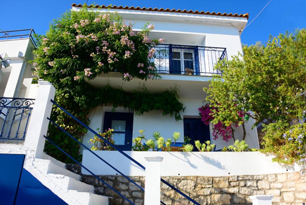 Hotel Zaros House. Two-Bedroom Traditional House with Sea Views in Kioni. - Image 1