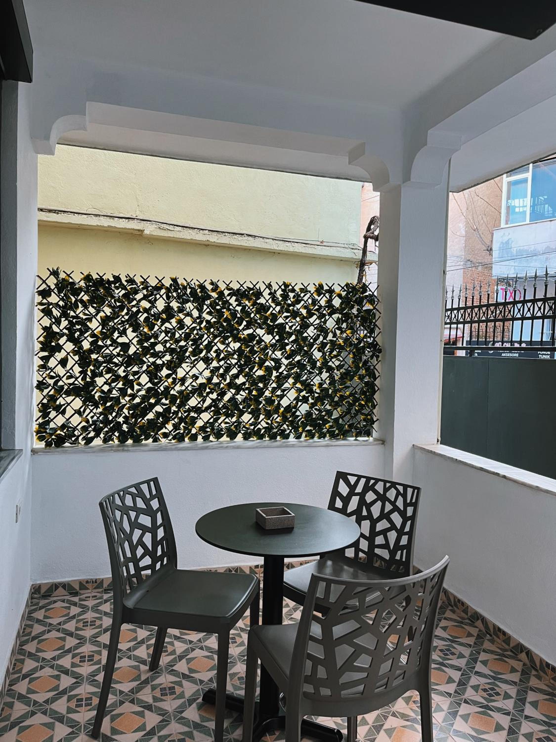 Clinton Tirana Inn