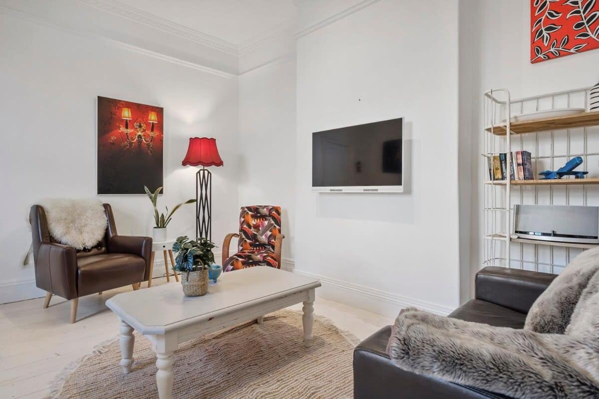 Urban Vibes at Grappa Court North Hobart