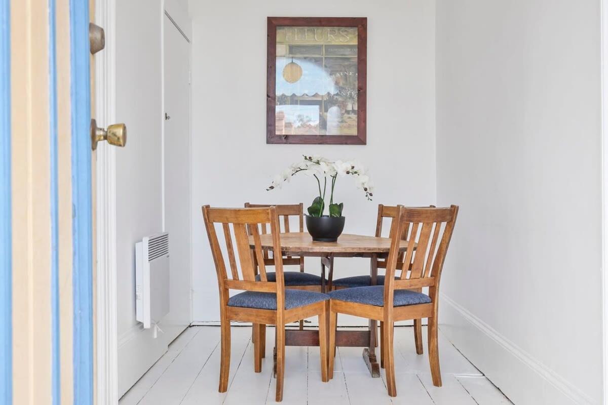 Urban Vibes at Grappa Court North Hobart