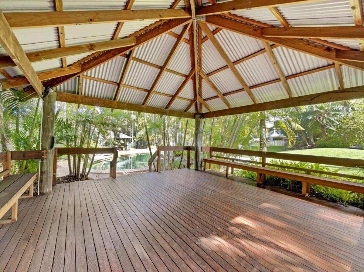 Escape to Emerald Springs - Palm Trees & Pool