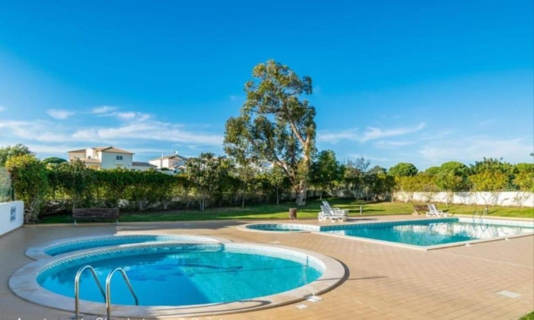 Flamingos Apartment with 2 swimming pool com check in e check out ao domingo em julho e agosto view 4